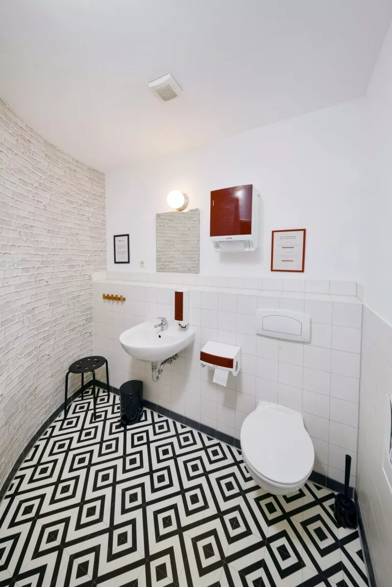 shared bathrooms in old town hostel berlin